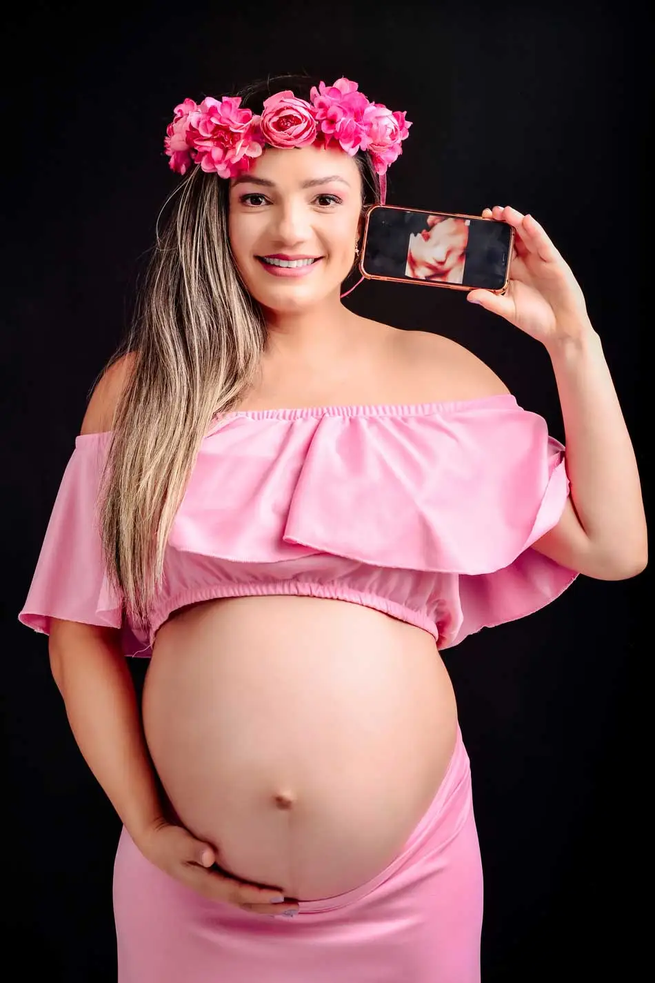 Ensaio de gestante feita com lindo conjunto rosa e tiara florida.