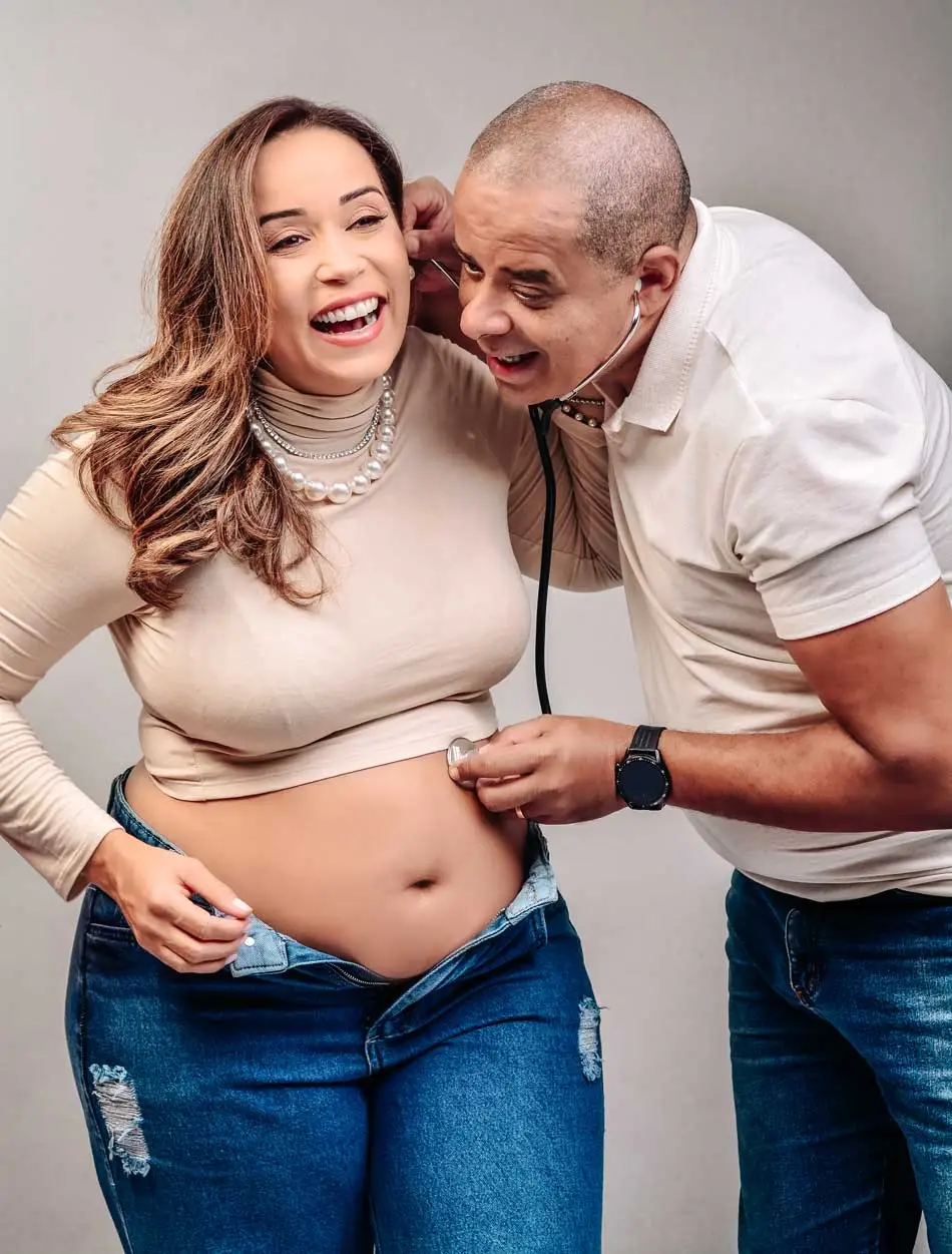 Escutando o coração do bebe no lindo ensaio fotográfico em Conselheiro Lafaiete. Escutando o coração do bebe no lindo ensaio fotográfico em Conselheiro Lafaiete.