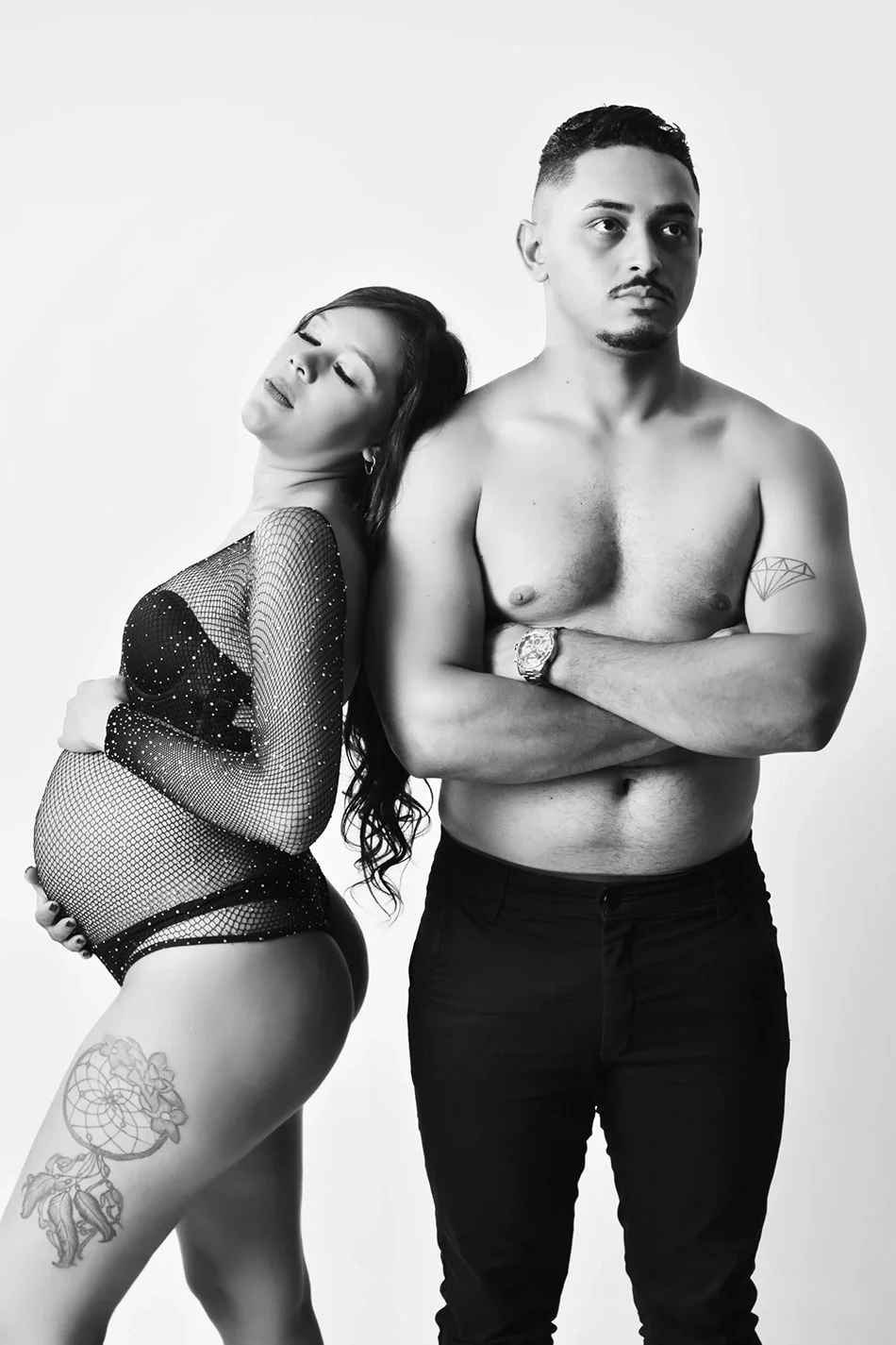 Casal posando para foto ao Contratar ensaio de gestantes BH Casal posando para foto no ensaio de gestantes BH