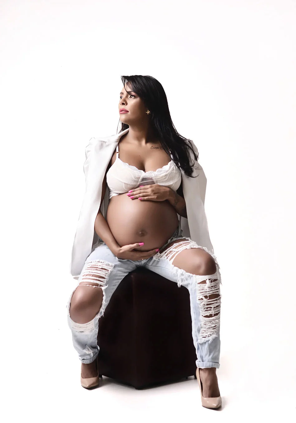 Futura mãe posando para foto no ensaio de gestantes BH Futura mãe posando para foto no ensaio de gestantes BH