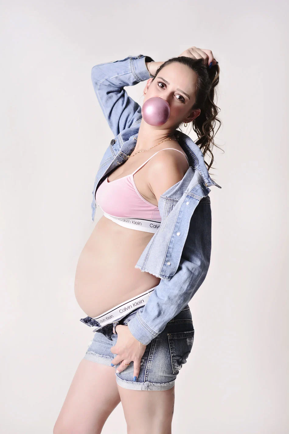 Mãe fazendo pose no ensaio de gestantes BH Mãe fazendo pose no ensaio de gestantes BH