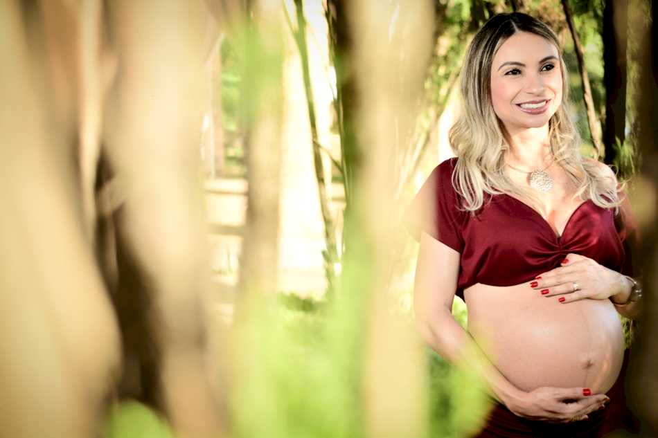 Gestante posando para foto em um ensaio de gestante em Ibirité