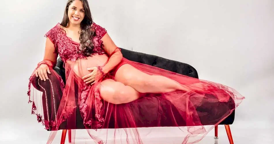 Noiva posando para um ensaio de gestantes