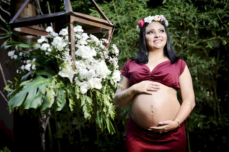 Futura mãe posando para uma foto em Confins