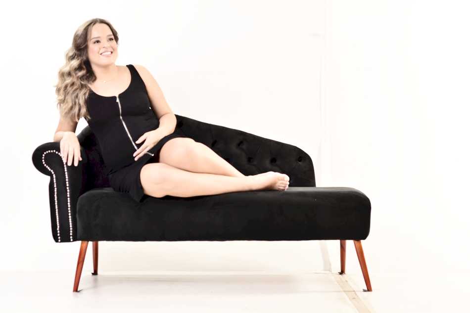 Gestante posando para foto em um ensaio de gestante em Pampulha